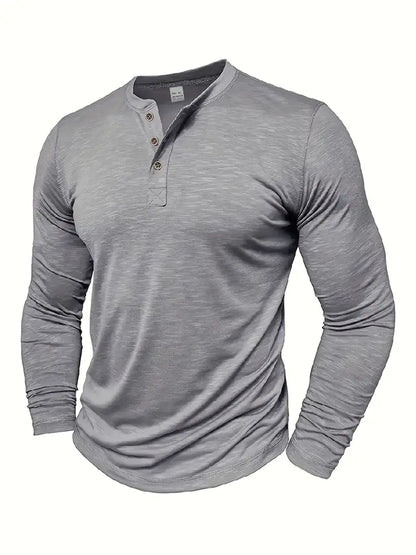 Maglietta grigia a maniche lunghe da uomo, stile Henley, con tre bottoni sul colletto. Tessuto morbido e casual, ideale per look autunnali.