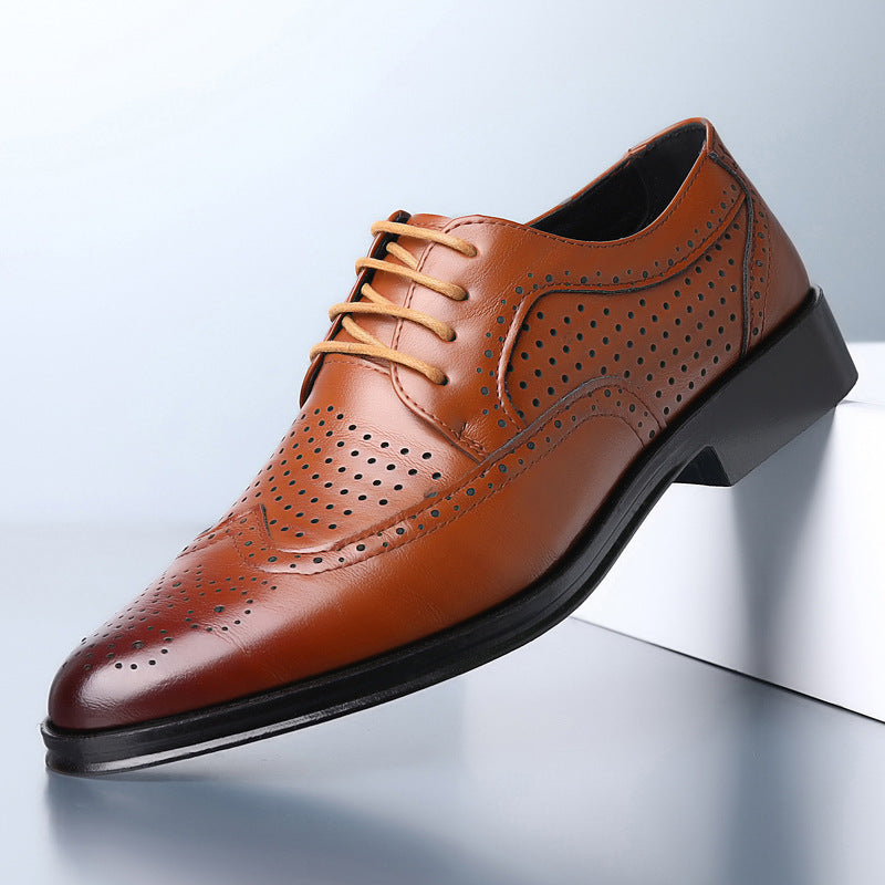 Scarpa elegante in pelle marrone con dettagli traforati, suola nera e lacci. Design classico, ideale per abbigliamento formale maschile.