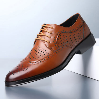 Scarpa elegante in pelle marrone con dettagli traforati, suola nera e lacci. Design classico, ideale per abbigliamento formale maschile.