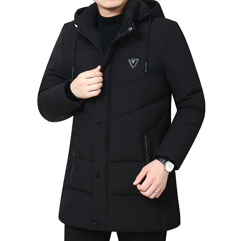 Giacca invernale uomo nera con cappuccio, design elegante, chiusura a bottoni, tasche laterali, ideale per moda invernale e abbigliamento casual.