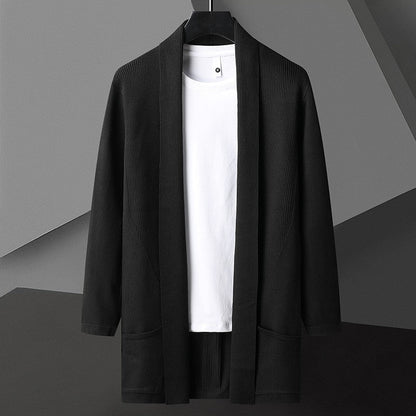 Cardigan nero elegante su gruccia, abbinato a t-shirt bianca. Moda uomo, abbigliamento casual, stile minimalista, tessuto leggero.