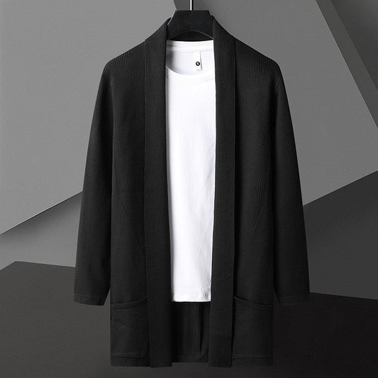 Cardigan nero elegante su gruccia, abbinato a t-shirt bianca. Moda uomo, abbigliamento casual, stile minimalista, tessuto leggero.