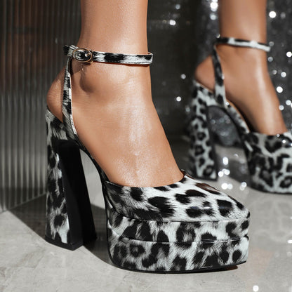 Scarpe con tacco alto leopardate, plateau, cinturino alla caviglia, design elegante e moderno, moda donna, calzature glamour, pavimento lucido.