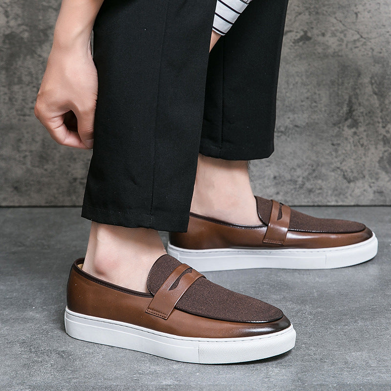 Scarpe mocassino uomo marroni con suola bianca, indossate con pantaloni neri. Design casual ed elegante, perfette per moda urbana e comfort.