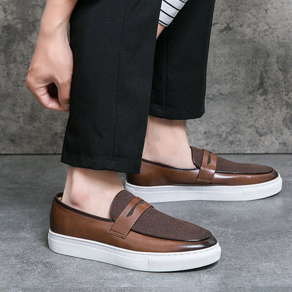 Scarpe mocassino uomo marroni con suola bianca, indossate con pantaloni neri. Design casual ed elegante, perfette per moda urbana e comfort.
