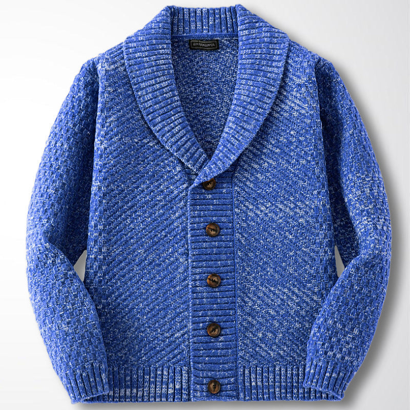 Cardigan blu in maglia grossa con colletto sciallato e bottoni in legno, moda uomo, abbigliamento invernale caldo e casual.