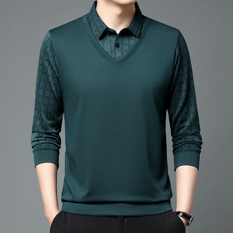 Maglione uomo verde scuro con scollo a V e maniche lunghe, indossato sopra una camicia a fantasia. Stile elegante e moderno, moda maschile autunno.