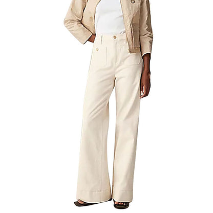 Pantaloni a palazzo beige da donna, eleganti e alla moda, abbinati a giacca chiara e top bianco. Stile casual chic, perfetto per ogni occasione.