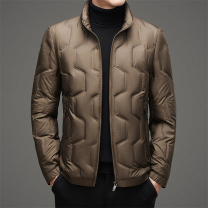 Giacca invernale uomo marrone, imbottita, con zip frontale e design trapuntato esagonale. Elegante e calda, ideale per moda autunno-inverno.