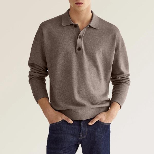 Maglione marrone uomo, stile casual, con colletto e bottoni, abbinato a jeans blu. Moda maschile autunnale, abbigliamento casual elegante.