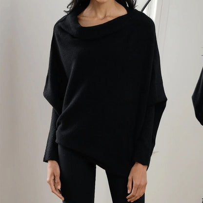 Donna con maglione nero oversize, collo alto, maniche lunghe, stile casual chic. Moda autunnale, abbigliamento femminile elegante e confortevole.