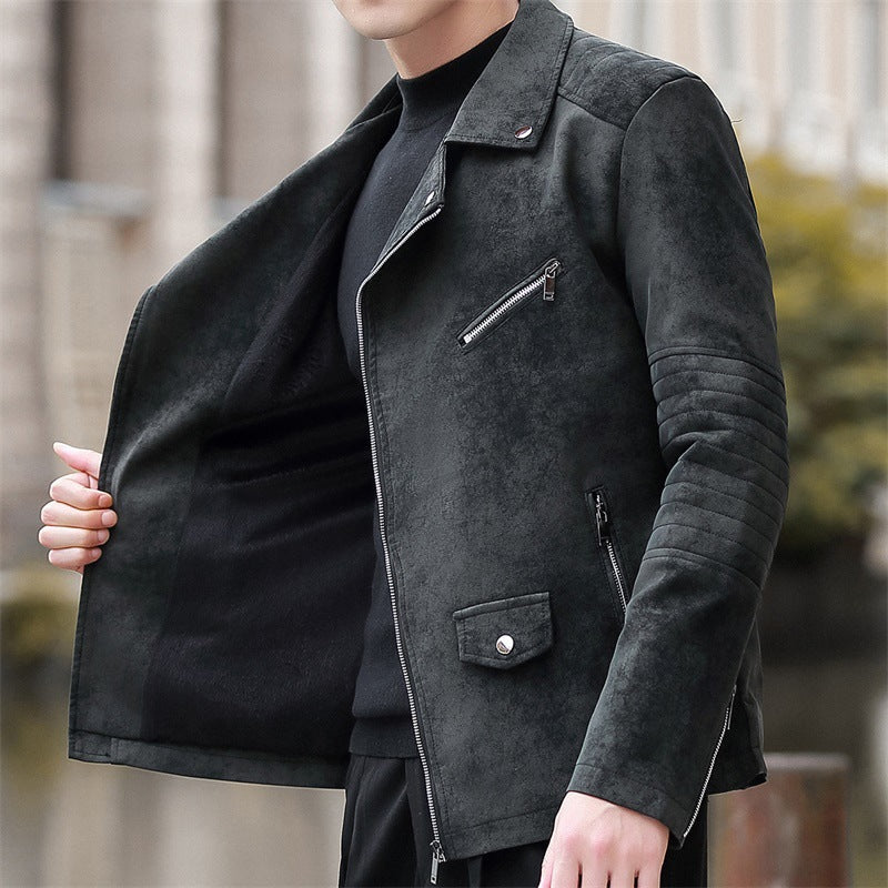 Giacca in pelle nera da uomo, stile motociclista, con zip asimmetrica e tasche con cerniera, indossata su maglia nera. Moda urbana elegante.