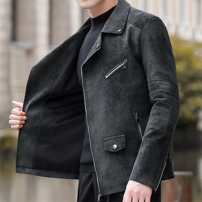 Giacca in pelle nera da uomo, stile motociclista, con zip asimmetrica e tasche con cerniera, indossata su maglia nera. Moda urbana elegante.
