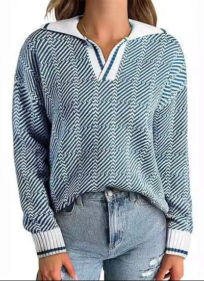 Maglione donna a righe blu e bianche, collo a V, abbinato a jeans chiari. Stile casual, moda autunnale, abbigliamento femminile trendy.