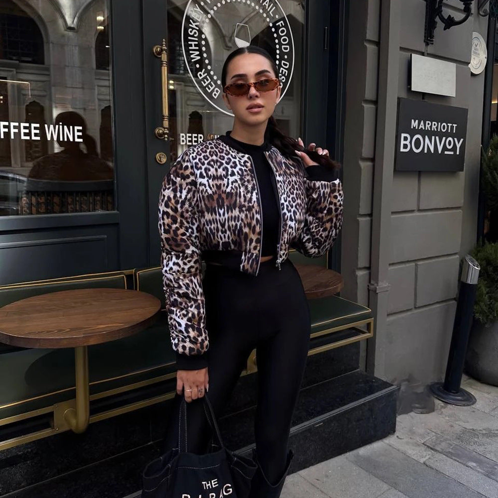 Donna con giacca leopardata e occhiali da sole davanti a caffetteria Marriott Bonvoy. Moda urbana, stile elegante, abbigliamento trendy.