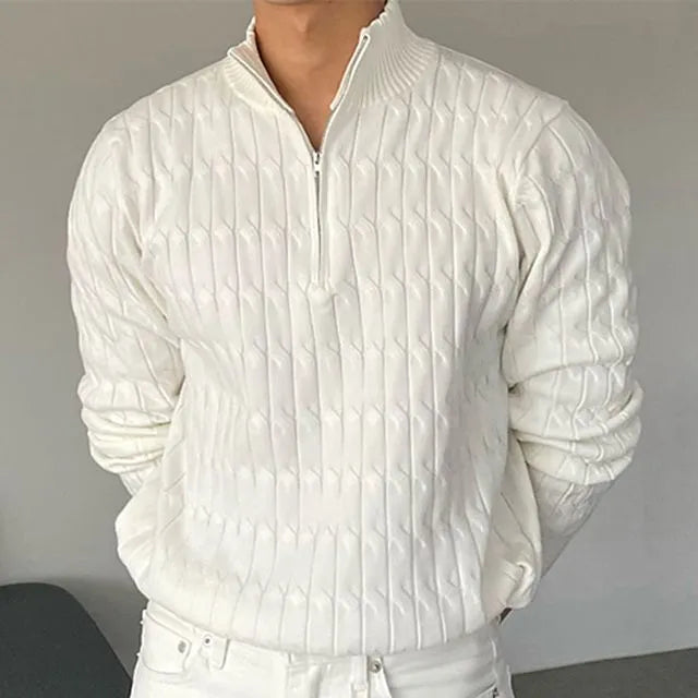Maglione bianco a collo alto con zip, design a treccia, indossato da uomo. Moda invernale elegante, abbigliamento casual maschile.