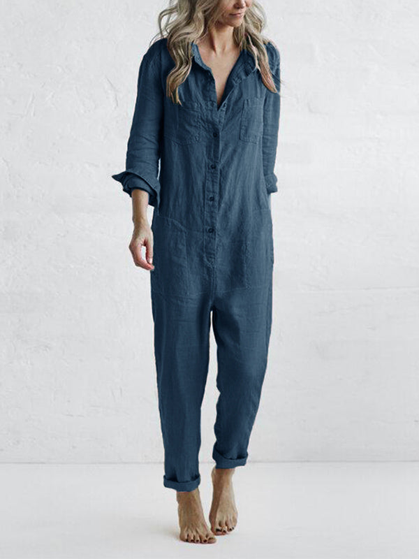 Donna in tuta jumpsuit blu scuro, maniche lunghe, tessuto leggero, stile casual, sfondo bianco. Moda femminile, abbigliamento comodo.