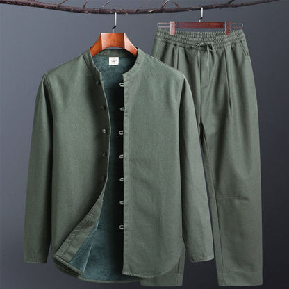 Completo uomo verde oliva, giacca e pantaloni in cotone, stile casual, colletto alla coreana, bottoni frontali, moda maschile elegante.