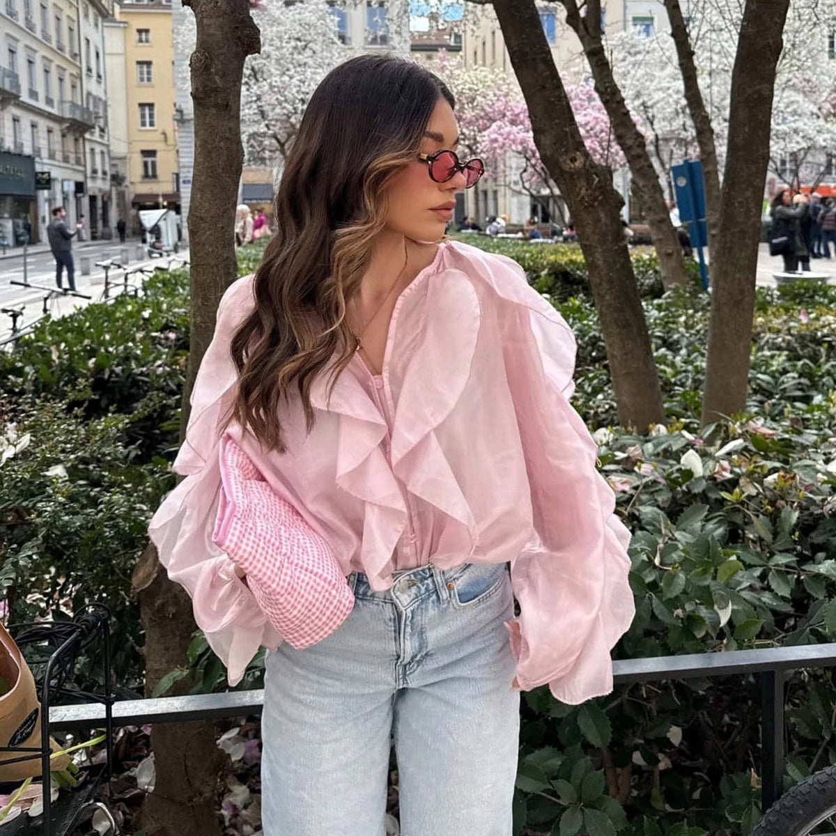 Damebluse med lange ærmer og flæser, rummelig pasform og rund halsudskæring