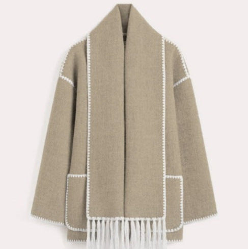 Cappotto Lungo Invernale da Donna con Sciarpa Integrata e Chiusura a Bottoni