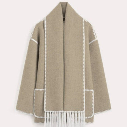 Cappotto Lungo Invernale da Donna con Sciarpa Integrata e Chiusura a Bottoni