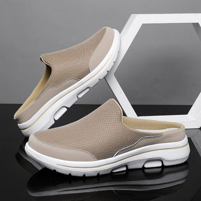 Scarpe slip-on beige da uomo su sfondo grigio, design traspirante e suola bianca ammortizzata, ideali per comfort e stile casual.
