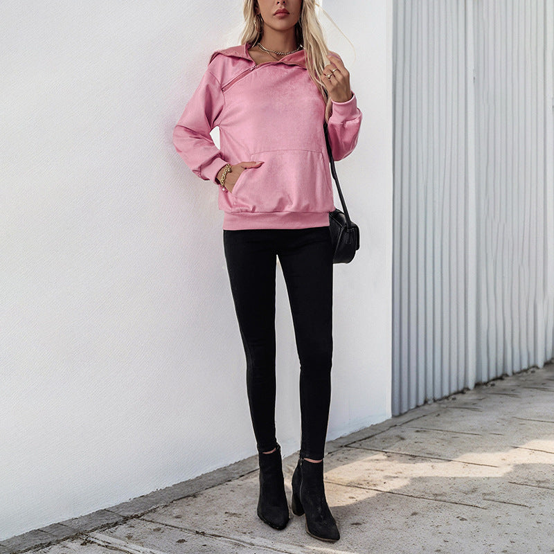 Donna in felpa rosa e leggings neri, posa all'aperto. Moda casual femminile, abbigliamento autunnale, stile urbano. Sfondo bianco minimalista.