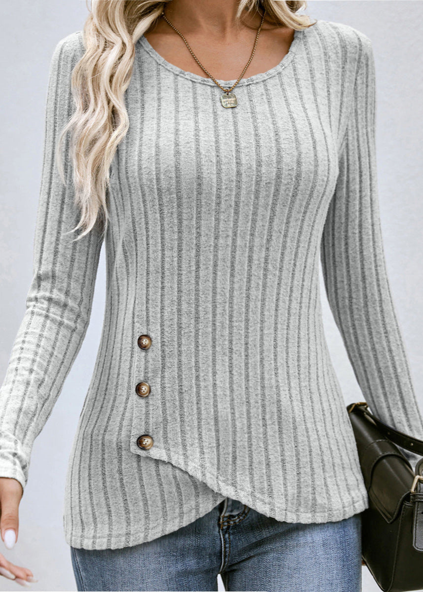 Maglia a righe grigie da donna con bottoni decorativi laterali, maniche lunghe, scollo rotondo, abbinata a jeans. Stile casual elegante.