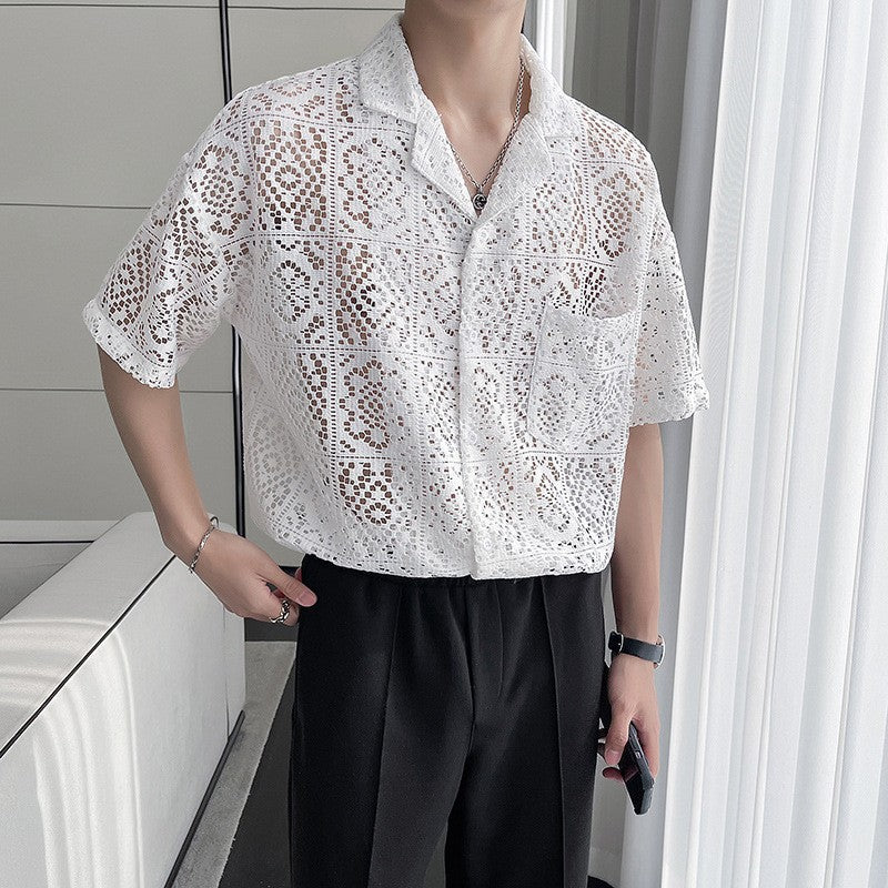 Camicia bianca in pizzo traforato da uomo, maniche corte, abbinata a pantaloni neri eleganti. Stile estivo, moda maschile contemporanea.