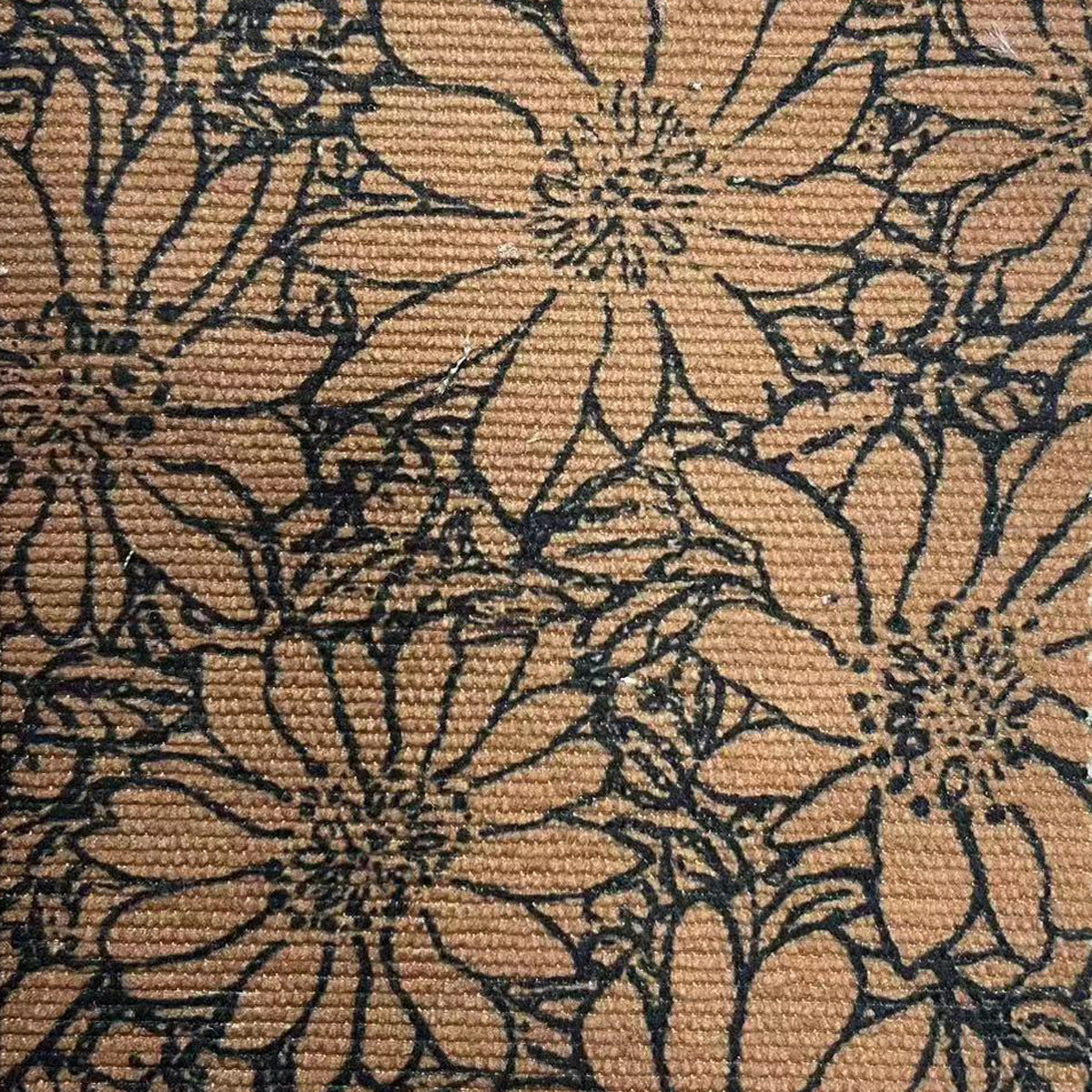 Tessuto marrone con motivo floreale nero, fiori stilizzati, design vintage, texture tessile decorativa, arredamento casa, stile retrò.