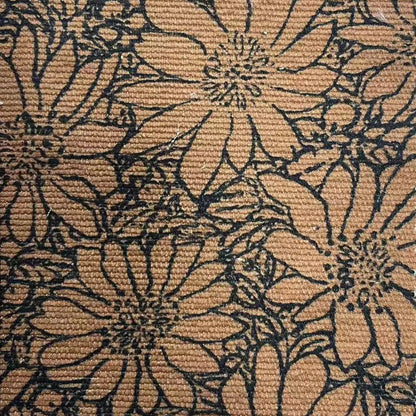 Tessuto marrone con motivo floreale nero, fiori stilizzati, design vintage, texture tessile decorativa, arredamento casa, stile retrò.