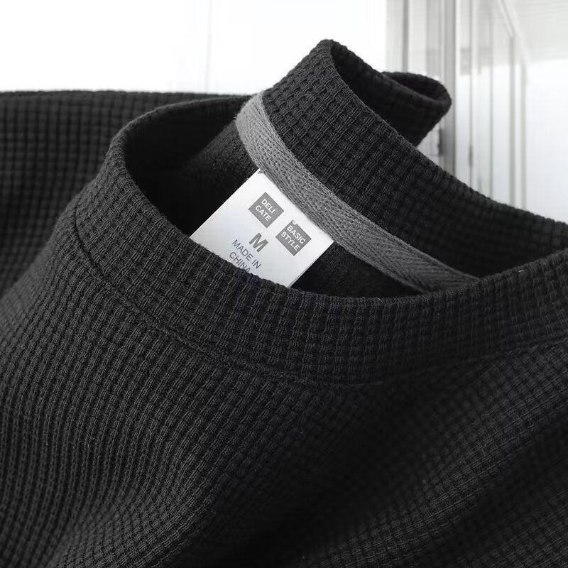 Maglia termica nera Uniqlo, tessuto waffle, taglia M, etichetta visibile. Abbigliamento invernale caldo, moda casual, alta qualità.