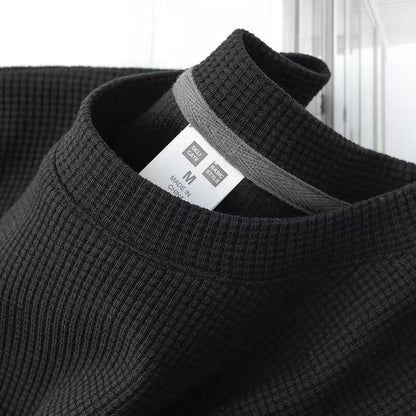 Maglia termica nera Uniqlo, tessuto waffle, taglia M, etichetta visibile. Abbigliamento invernale caldo, moda casual, alta qualità.