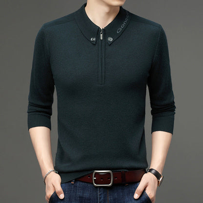 Maglione uomo elegante verde scuro, maniche lunghe, colletto con zip e bottoni, abbinato a jeans e cintura marrone. Moda maschile autunno inverno.