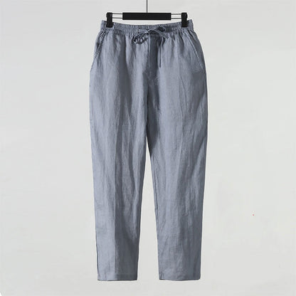 Pantaloni in lino grigio chiaro, stile casual, con coulisse in vita, appesi su gruccia. Ideali per look estivo e comfort quotidiano.