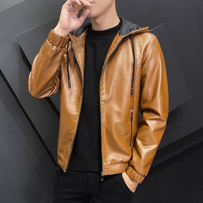 Giacca in pelle marrone da uomo con cappuccio, indossata sopra un maglione nero. Moda maschile autunnale, stile casual ed elegante.