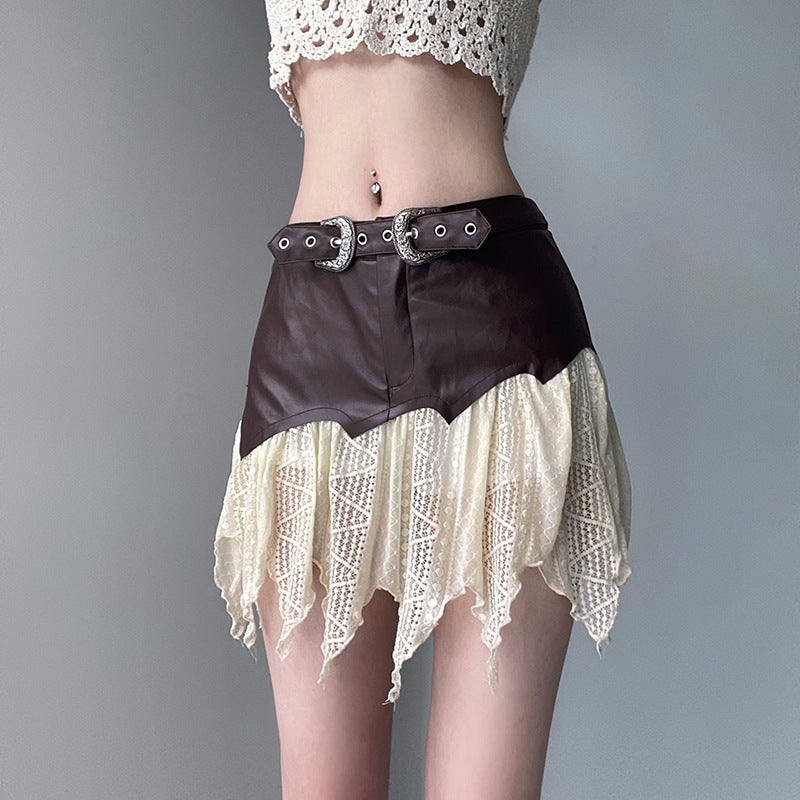 Gonna corta in pelle e pizzo con cintura doppia fibbia, moda donna, stile boho chic, abbigliamento estivo, tendenza 2023.