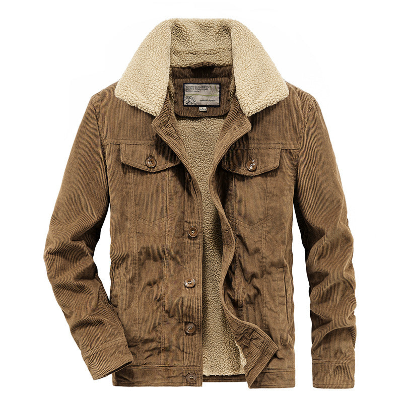 Giacca di velluto a coste marrone con fodera in pelliccia sintetica, colletto ampio, bottoni frontali, tasche con patta. Moda uomo autunno inverno.