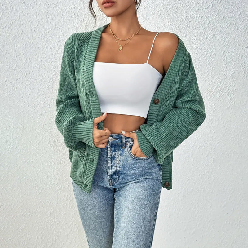 Donna con cardigan verde, top bianco e jeans a vita alta. Moda casual femminile, abbigliamento autunnale, stile moderno.