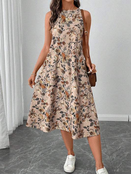 Donna con abito floreale estivo senza maniche, borsa a tracolla marrone e scarpe da ginnastica bianche, su pavimento grigio. Moda casual elegante.