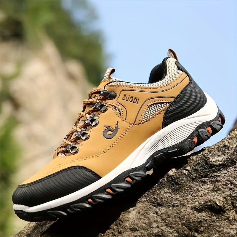 Scarpa da trekking marrone su roccia, design robusto, suola antiscivolo, ideale per escursioni in montagna. Scarpe outdoor resistenti e confortevoli.