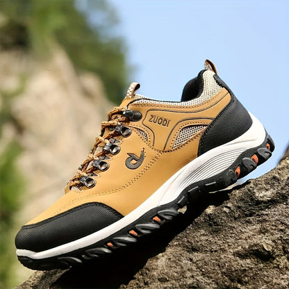 Scarpa da trekking marrone su roccia, design robusto, suola antiscivolo, ideale per escursioni in montagna. Scarpe outdoor resistenti e confortevoli.