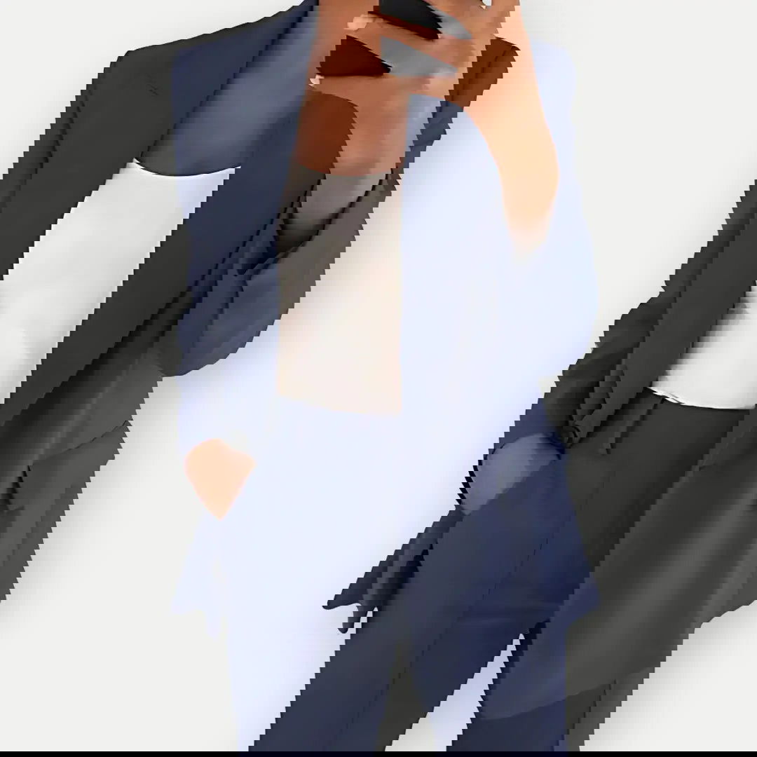 Immagine distorta di una banana con effetto glitch, colori vivaci e linee orizzontali. Arte digitale, frutta, design moderno, estetica glitch.