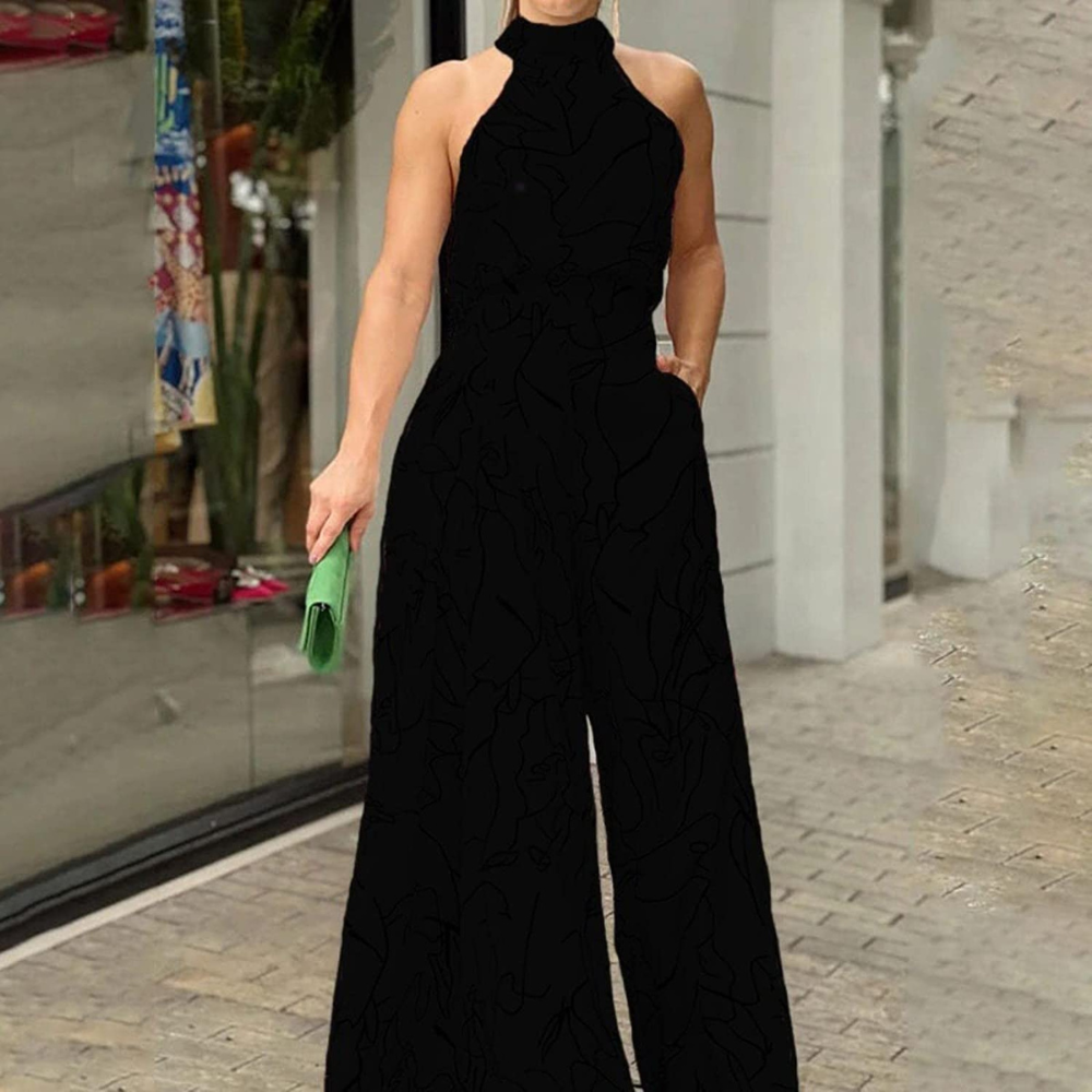 Donna in elegante tuta nera senza maniche, con borsa verde, cammina su marciapiede urbano. Moda femminile, abbigliamento estivo, stile chic.