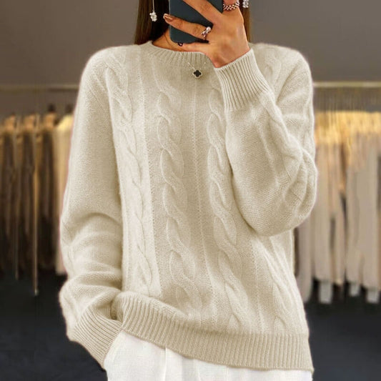 Donna con maglione bianco a trecce, morbido e caldo, in negozio di abbigliamento. Moda invernale, stile casual chic, tendenze moda 2023.