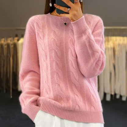 Maglione rosa in lana intrecciata, design a trecce, indossato da una persona. Moda autunnale, abbigliamento casual elegante, tendenza 2023.