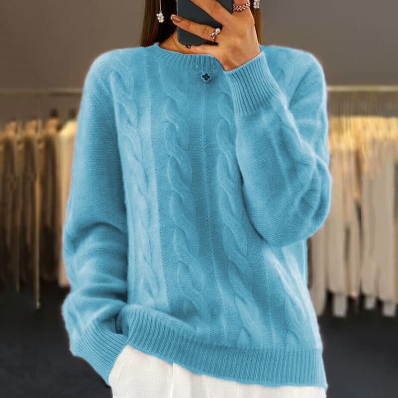 Maglione azzurro a trecce, donna che scatta selfie in negozio di abbigliamento. Moda invernale, maglieria elegante, tendenza abbigliamento femminile.