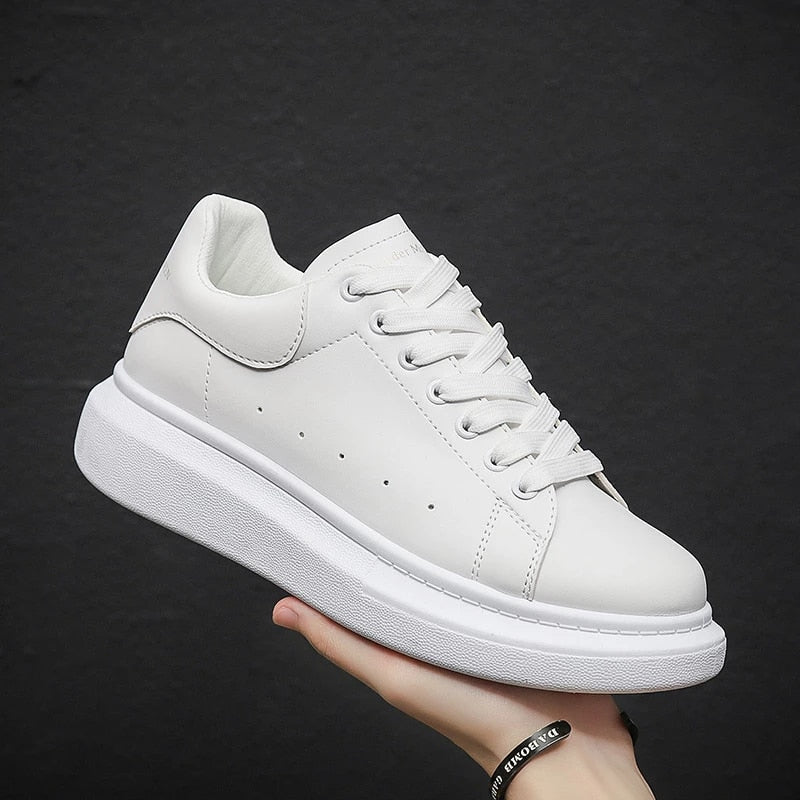 Scarpa da ginnastica bianca su sfondo nero, design minimalista, suola spessa, lacci bianchi, moda casual, tendenza calzature 2023.