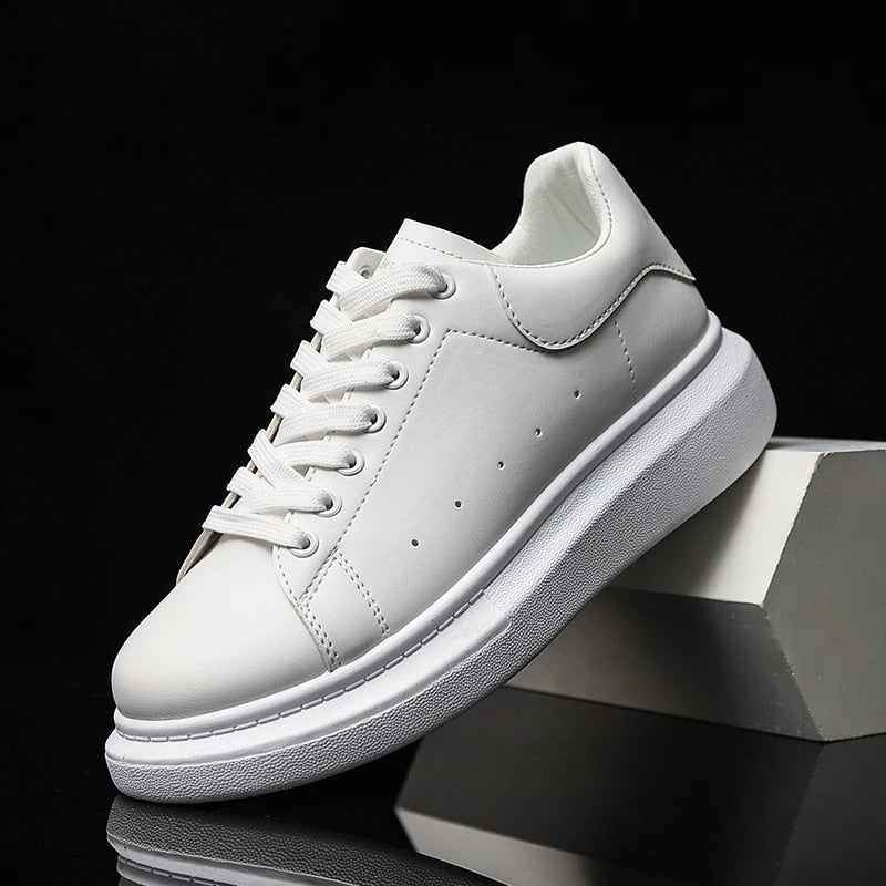 Scarpa da ginnastica bianca su sfondo nero, design minimalista, suola spessa, stile casual, moda uomo e donna, tendenza calzature 2023.
