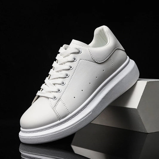 Scarpa da ginnastica bianca su sfondo nero, design minimalista, suola spessa, stile casual, moda uomo e donna, tendenza calzature 2023.